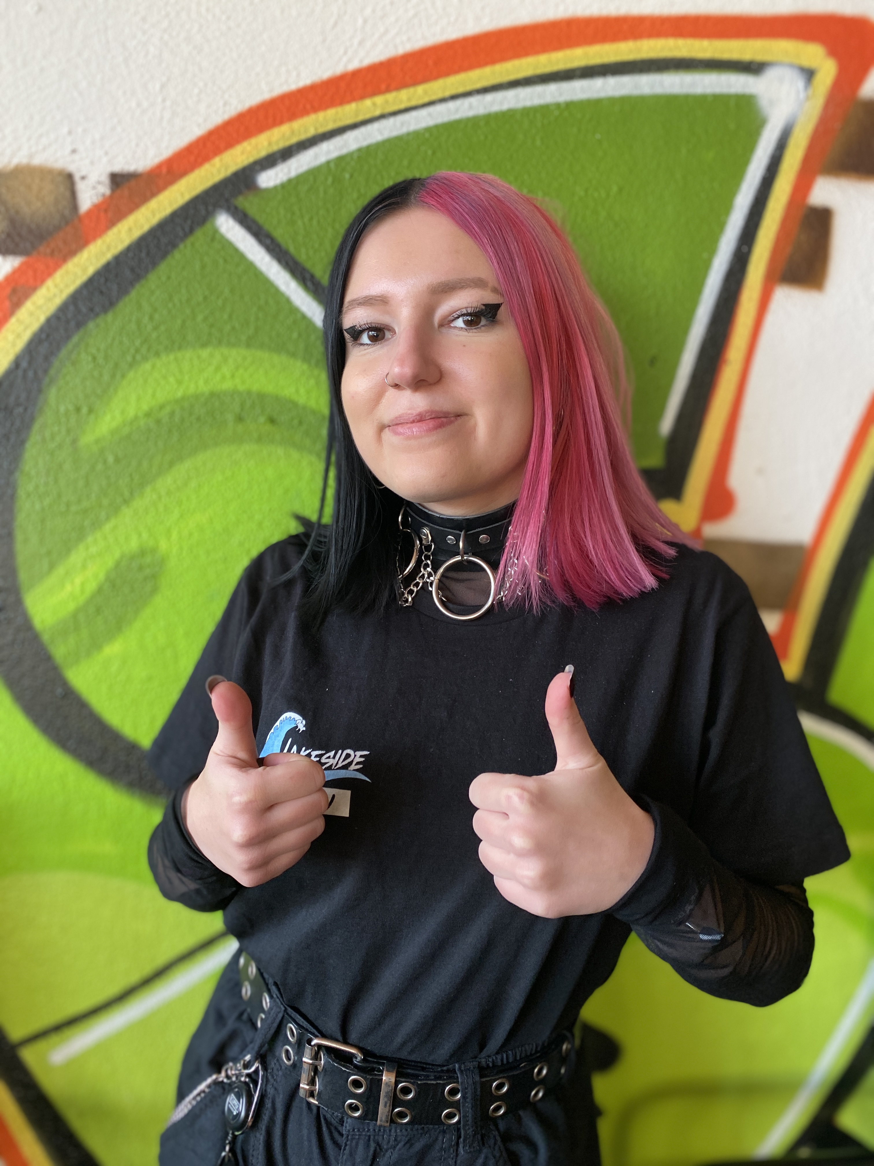 Lea // Booking & Social Media